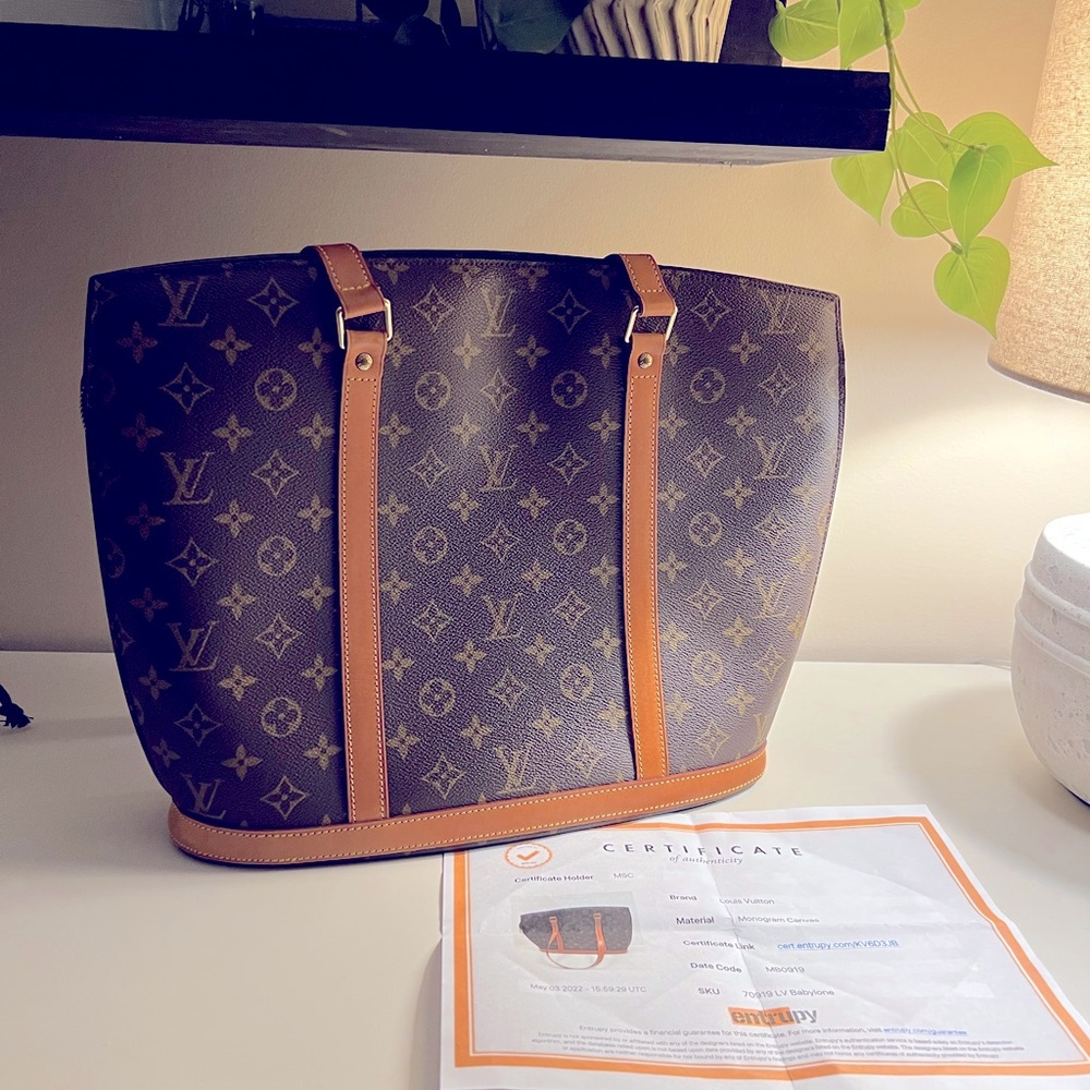 I am selling a stunning Louis Vuitton Babylone Tote in perfect condition.